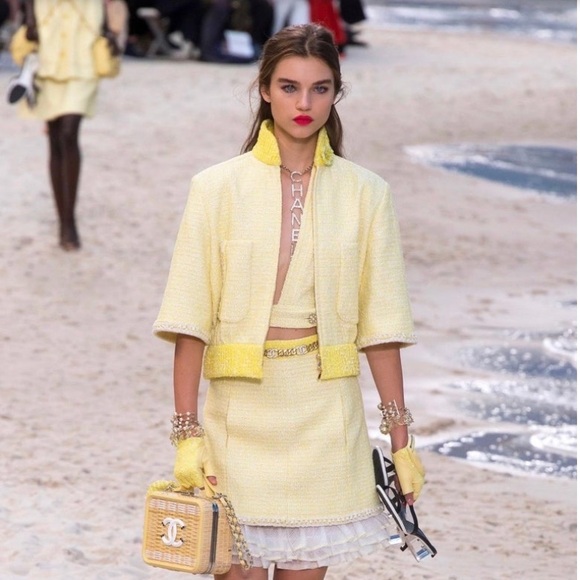 Runway✨Chanel Crystals Logo Gold Drop Necklace - Picture 5 of 17